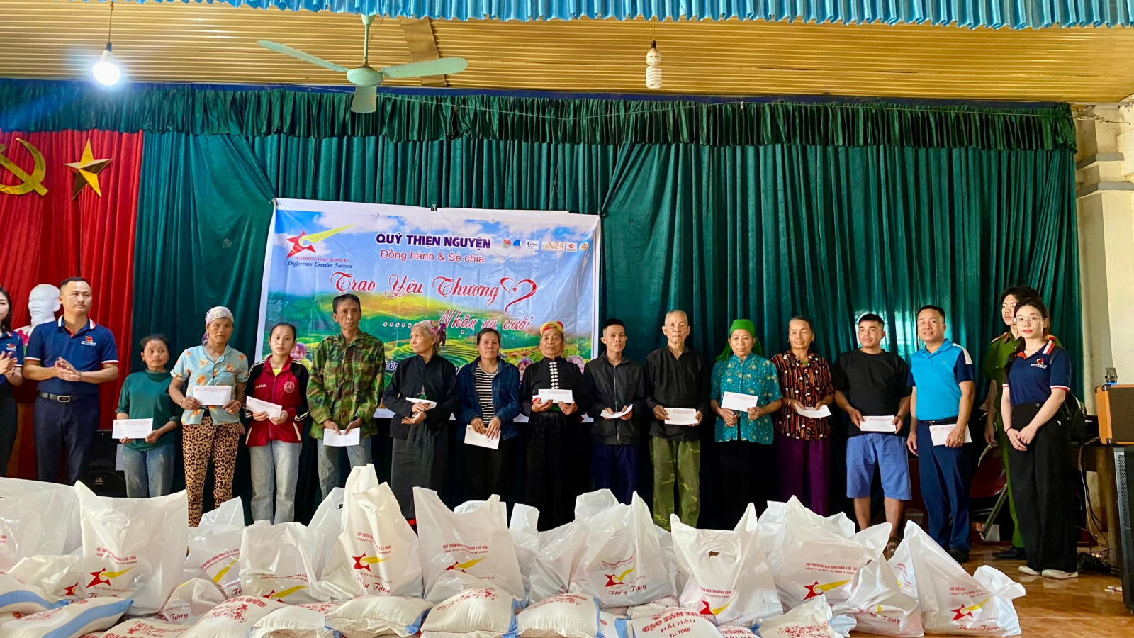 Đoàn thiện nguyện của Công ty cổ phần Dịch Vụ Cảng Hải Phòng và các công ty thành viên đã mang những phần quà thiết thực và ý nghĩa trao cho bà con khó khăn